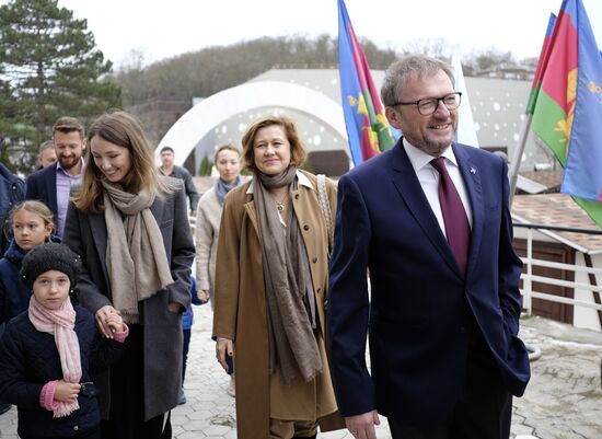 Russian presidential candidates cast their votes