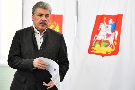 Russian presidential candidates cast their votes