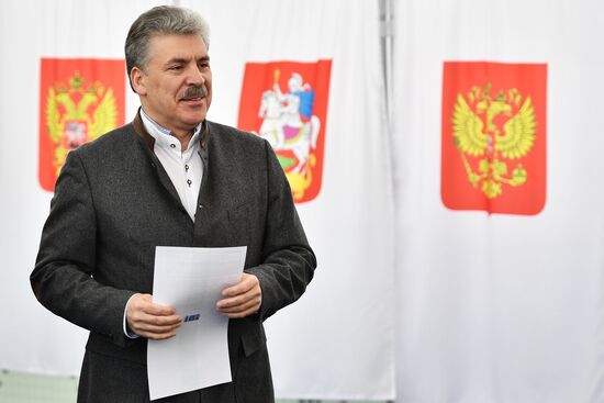 Russian presidential candidates cast their votes