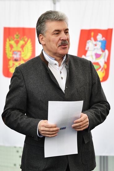 Russian presidential candidates cast their votes