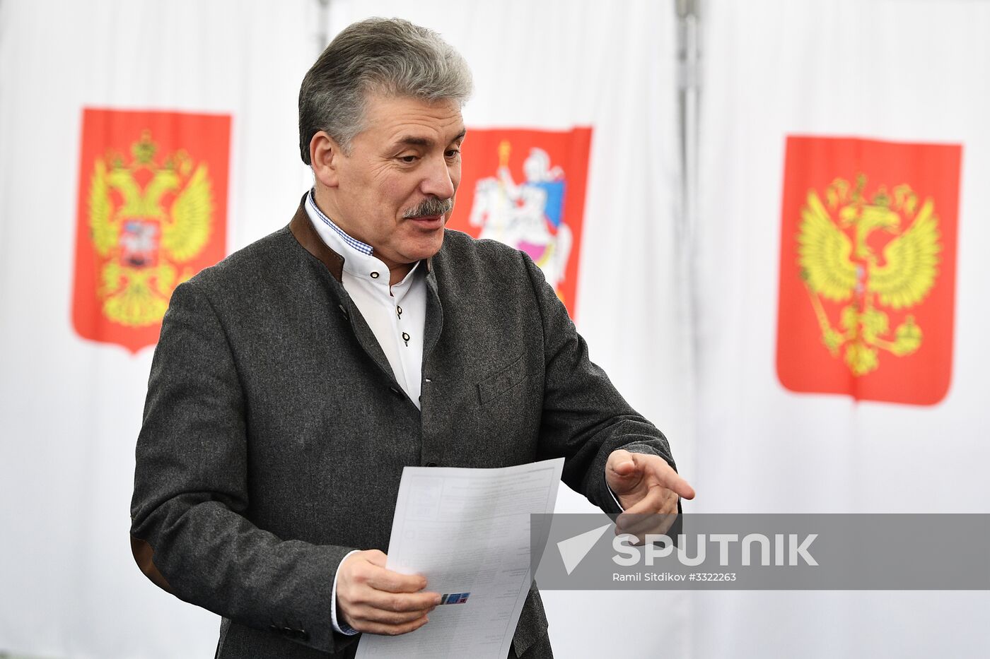 Russian presidential candidates cast their votes