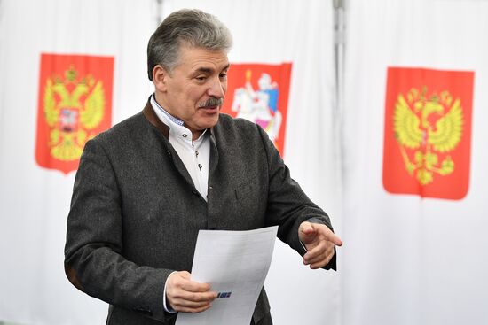 Russian presidential candidates cast their votes