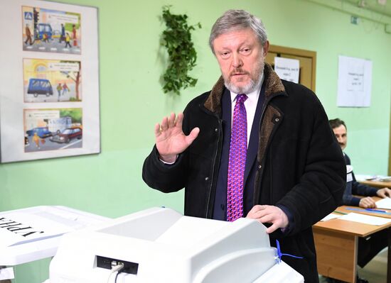 Russian presidential candidates cast their votes