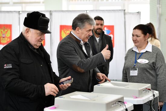 Russian presidential candidates cast their votes