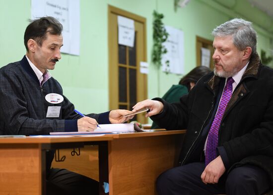 Russian presidential candidates cast their votes
