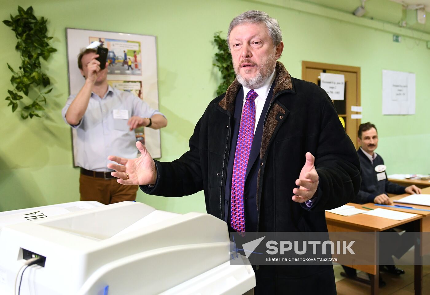 Russian presidential candidates cast their votes