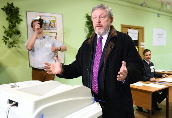 Russian presidential candidates cast their votes