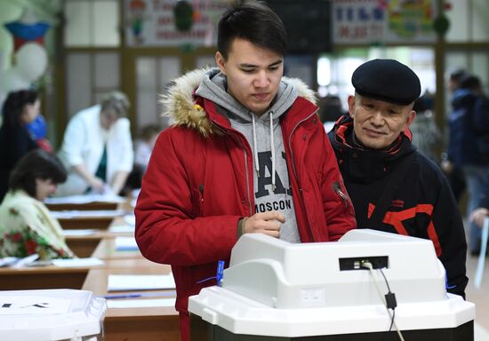Russian presidential candidates cast their votes