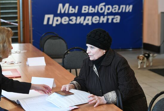 Russian presidential candidates cast their votes