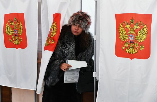 Russian presidential candidates cast their votes