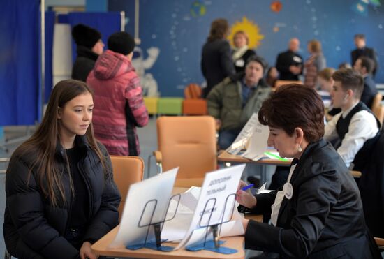 Russian presidential candidates cast their votes