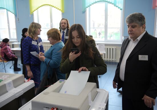 Russian presidential candidates cast their votes