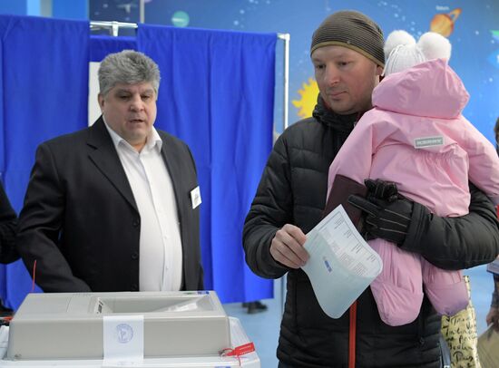 Russian presidential candidates cast their votes