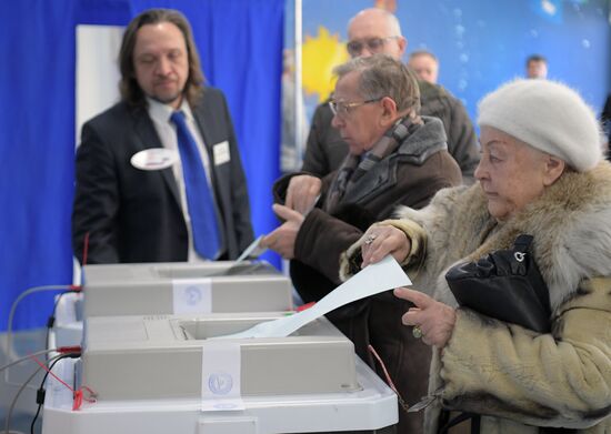 Russian presidential candidates cast their votes