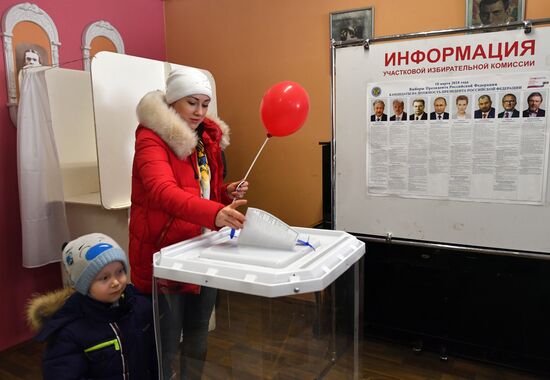 Russian presidential candidates cast their votes