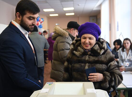 Russian presidential candidates cast their votes
