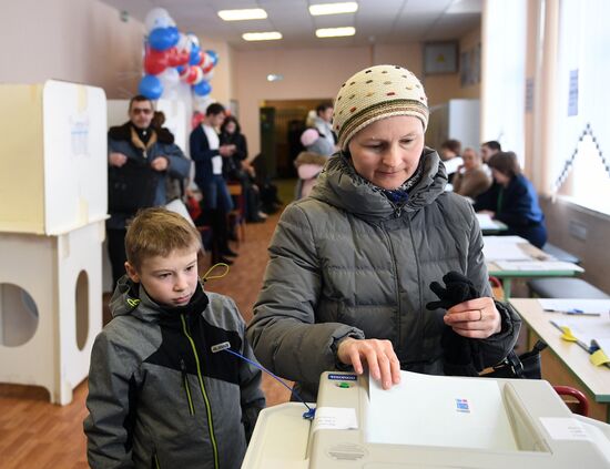 Russian presidential candidates cast their votes