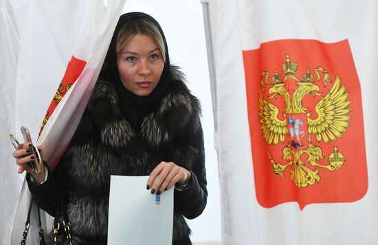 Russian presidential candidates cast their votes