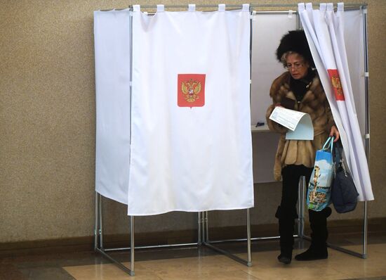 Russian presidential candidates cast their votes