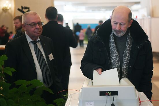 Russian presidential candidates cast their votes