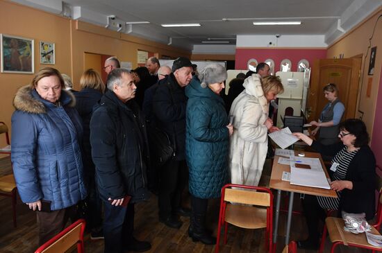 Russian presidential candidates cast their votes