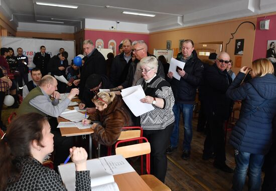 Russian presidential candidates cast their votes