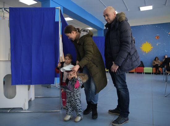 Russian presidential candidates cast their votes