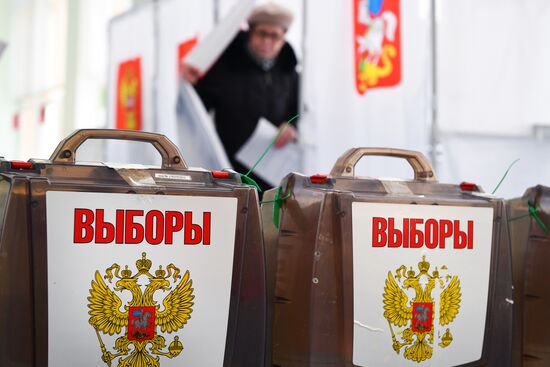 Russian presidential candidates cast their votes