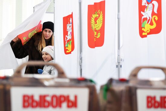 Russian presidential candidates cast their votes