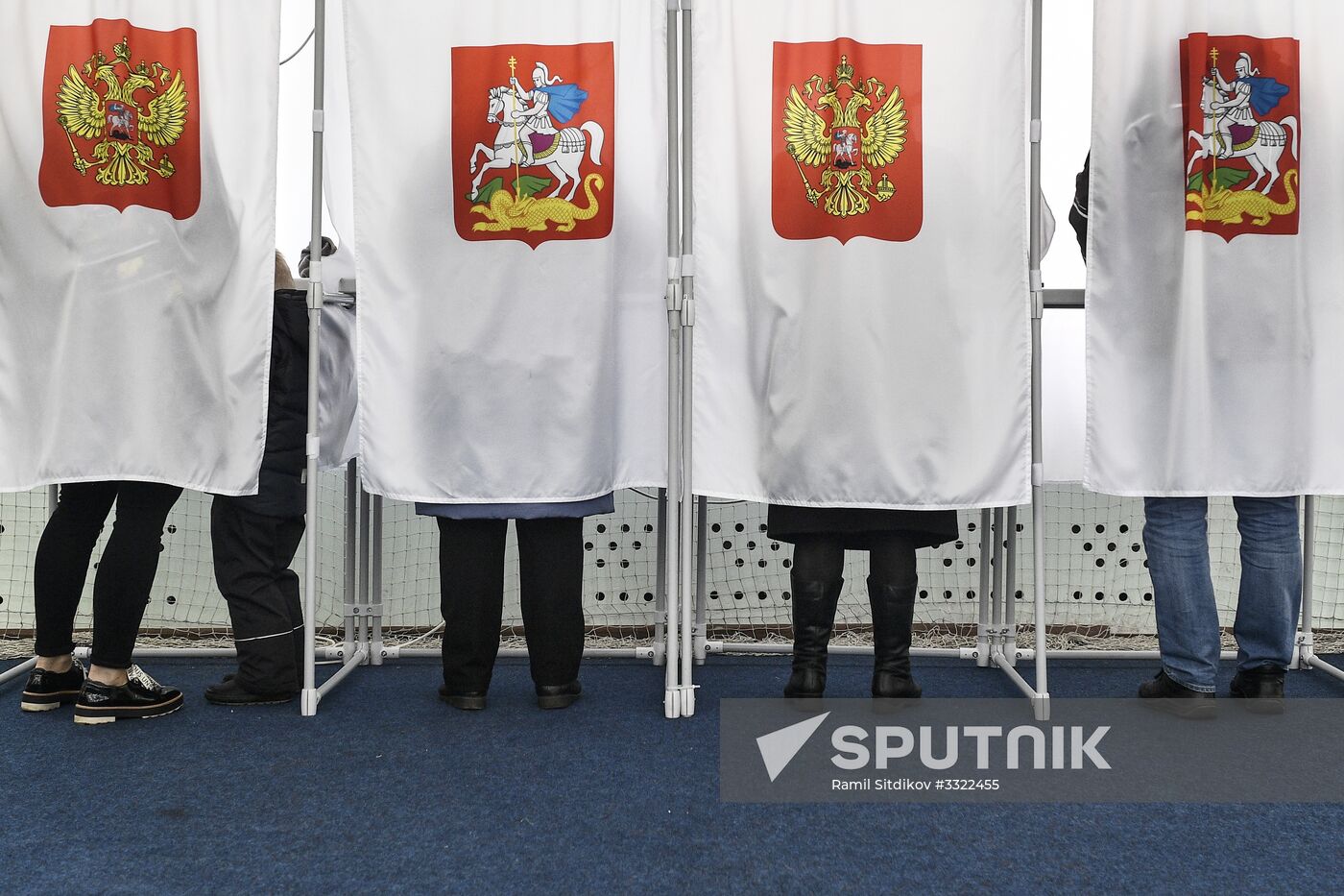 Russian presidential candidates cast their votes