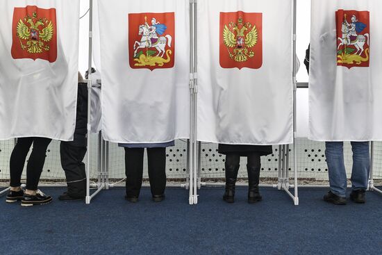 Russian presidential candidates cast their votes