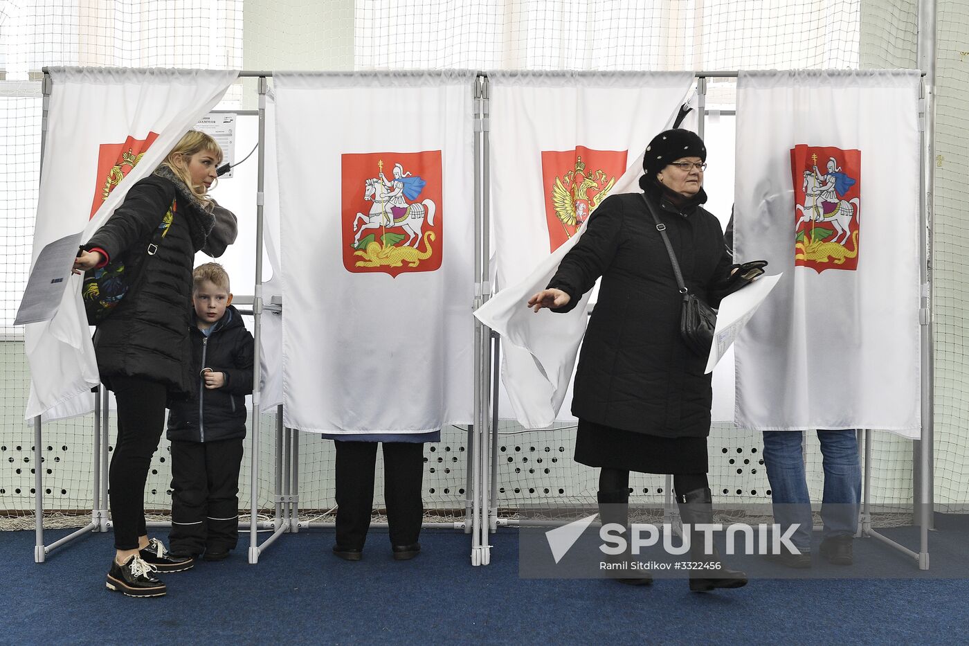 Russian presidential candidates cast their votes