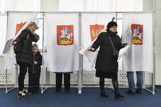 Russian presidential candidates cast their votes