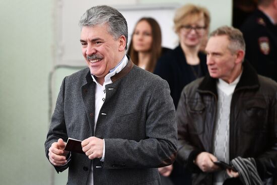 Russian presidential candidates cast their votes