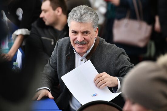 Russian presidential candidates cast their votes