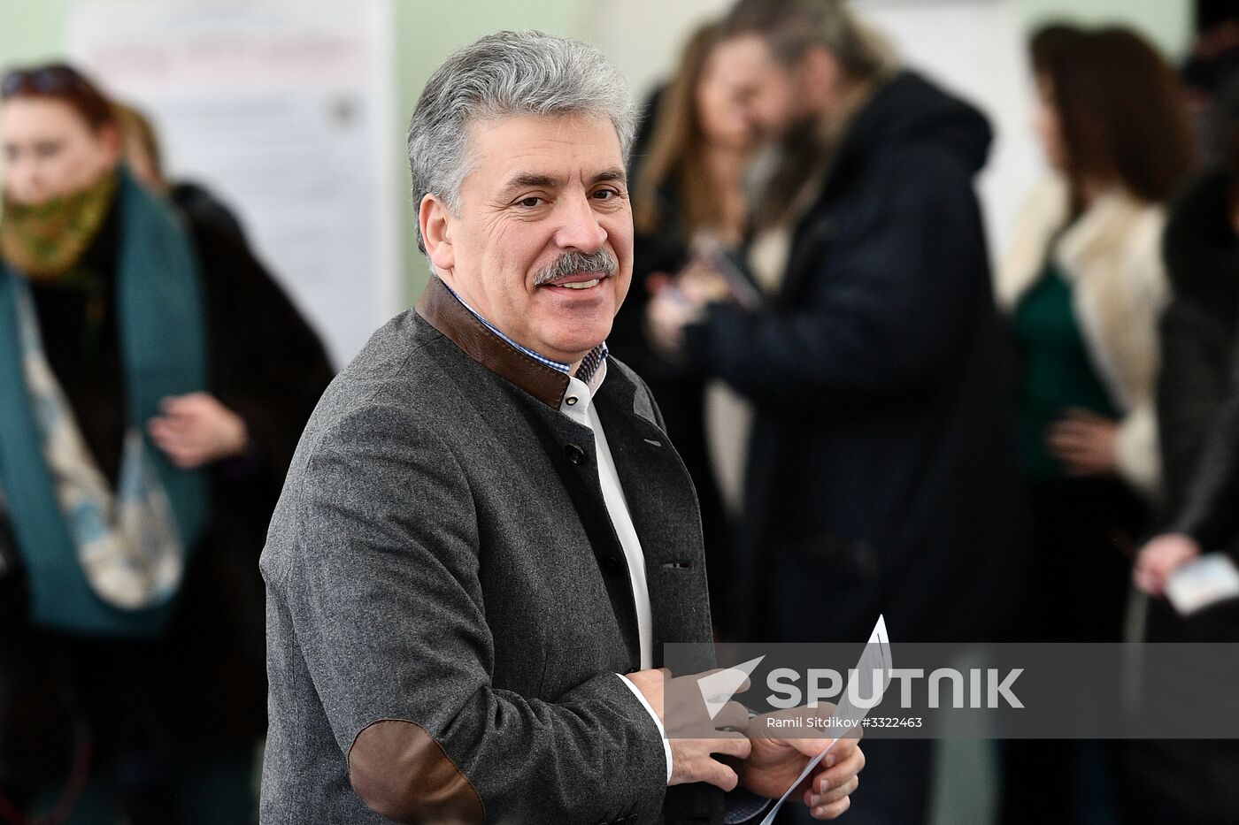 Russian presidential candidates cast their votes