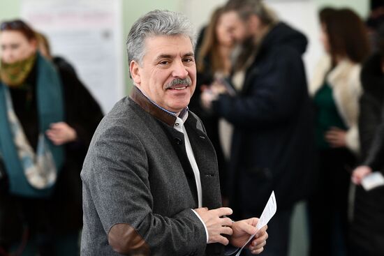 Russian presidential candidates cast their votes