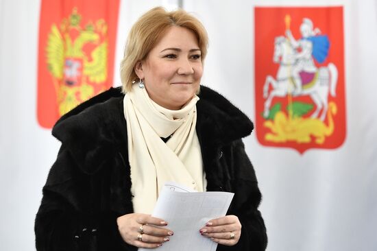 Russian presidential candidates cast their votes