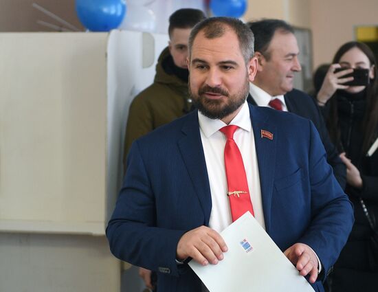 Russian presidential candidates cast their votes