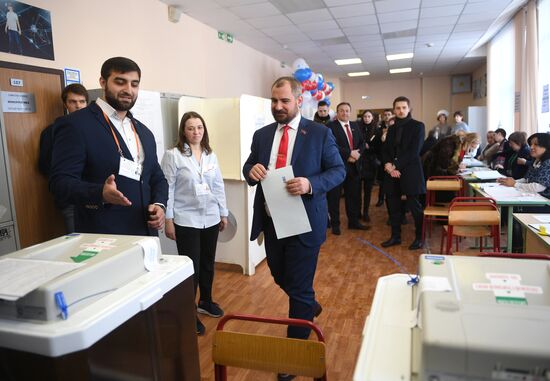 Russian presidential candidates cast their votes