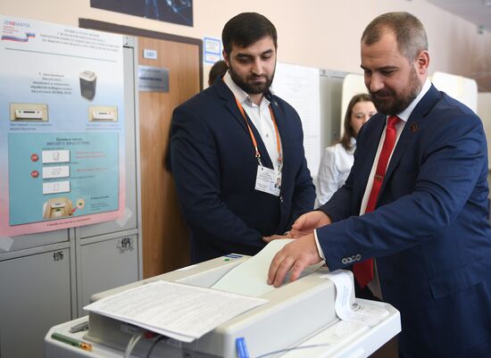 Russian presidential candidates cast their votes