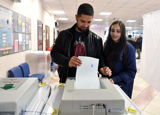 Russian presidential candidates cast their votes