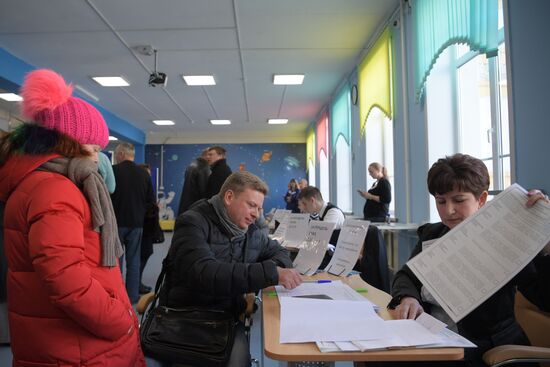 Russian presidential candidates cast their votes