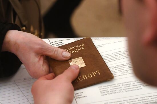 Russian presidential candidates cast their votes