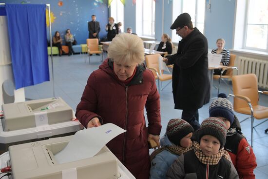 Russian presidential candidates cast their votes