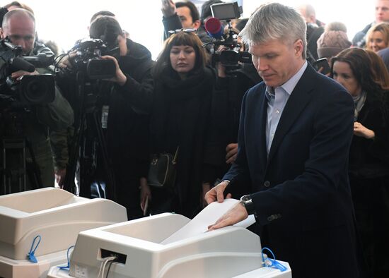 Members of Russian national football team vote at Russian presidential election
