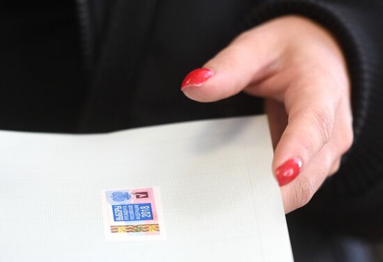 Russian presidential candidates cast their votes