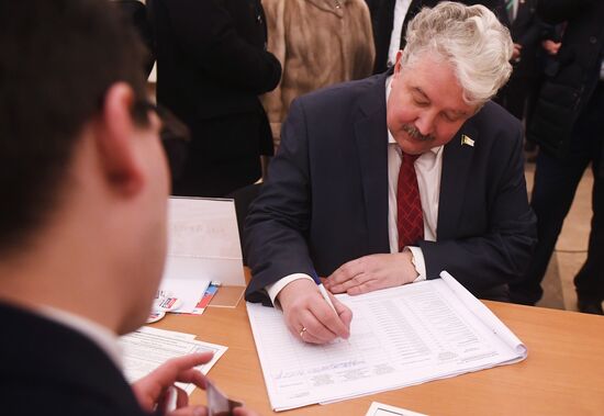 Russian presidential candidates cast their votes