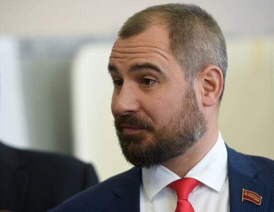 Russian presidential candidates cast their votes