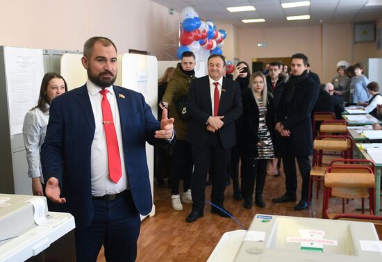 Russian presidential candidates cast their votes
